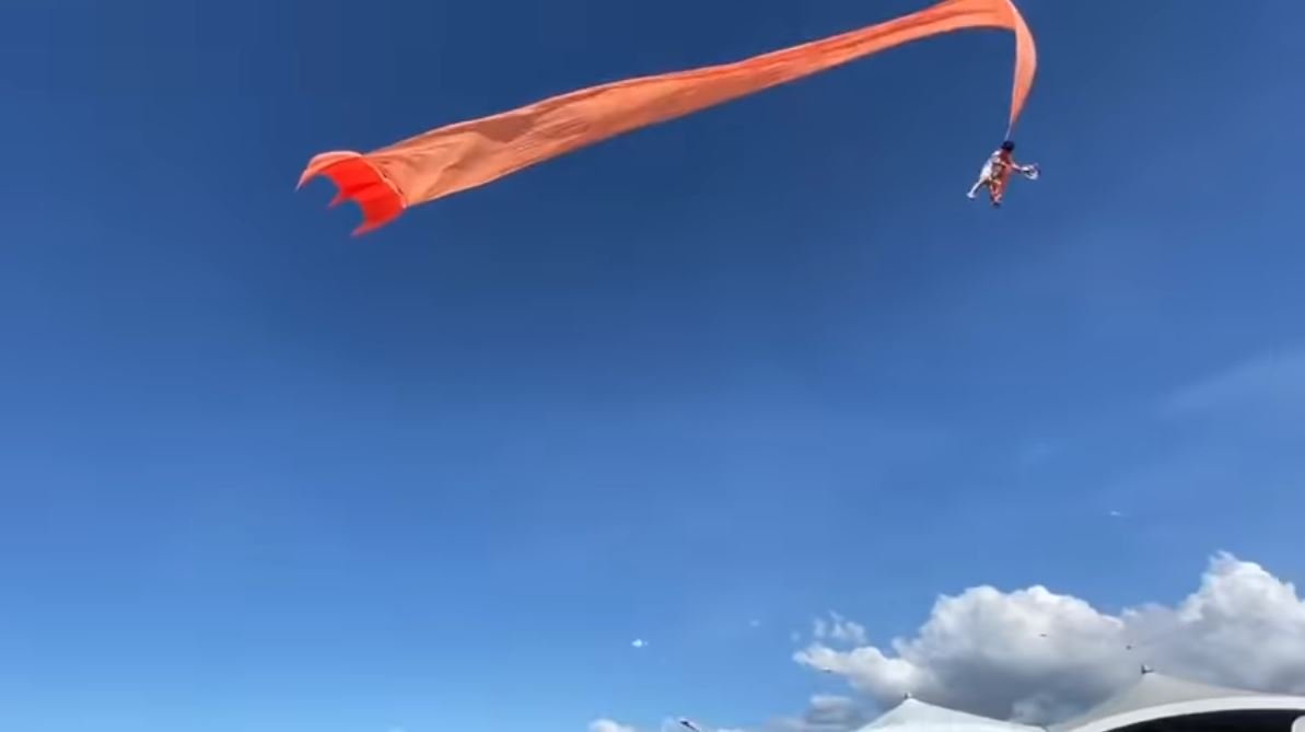 Raw Video 3 year Old Girl Taiwan Freak Kite Accident